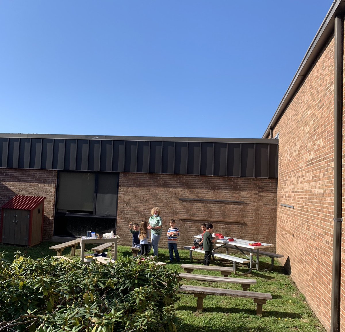 CathyO710's tweet photo. What a gorgeous day for art outside! 🖼 👩🏼‍🎨 #NESartists #NESfun @NES_CT https://t.co/PjbroFJi8W