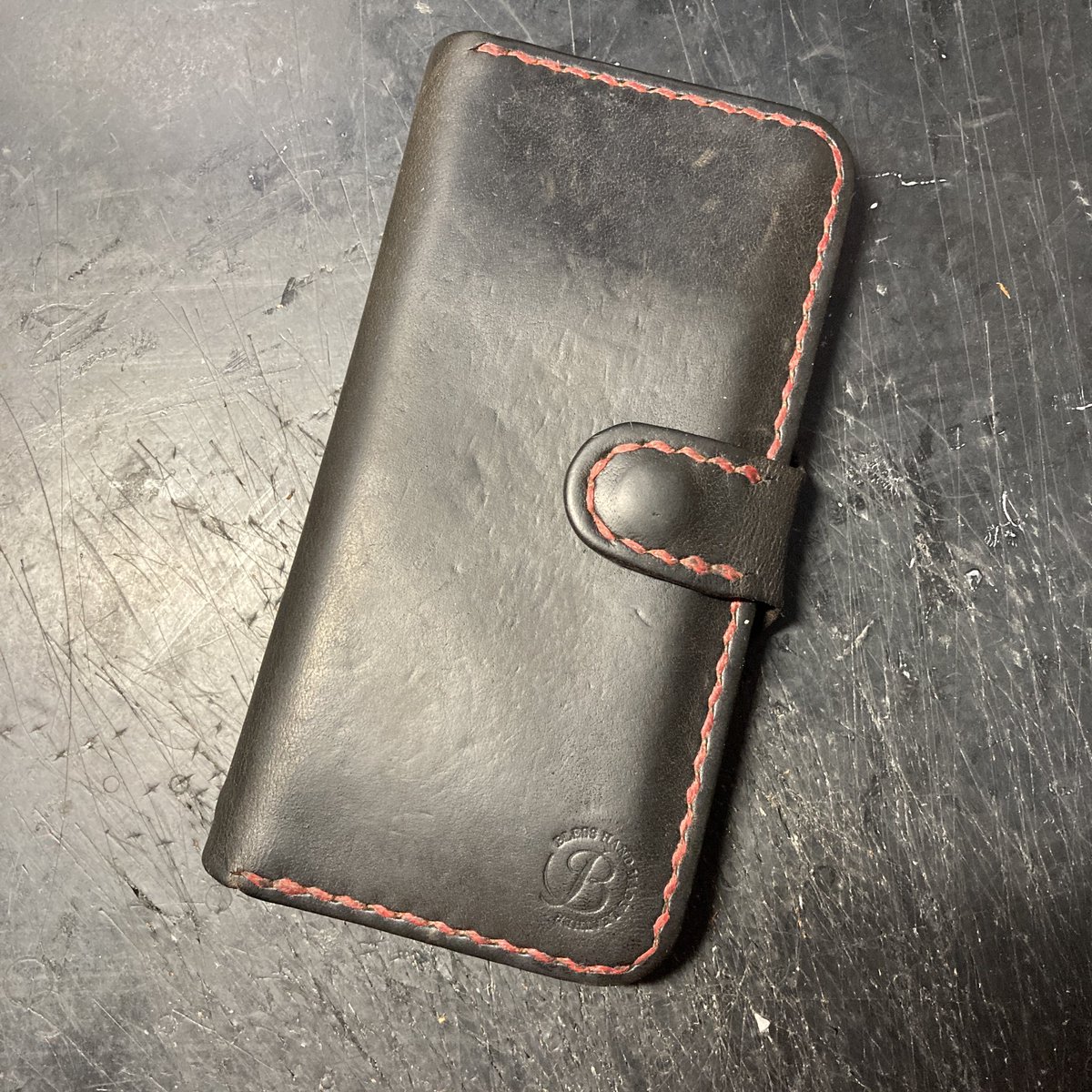 pluto240_1's tweet photo. 2年半くらい使っていたblessleatherのiPhoneケースを参考にiPhoneケース作ってみた。
皮も厚めでサイズも一回り大きくなったけど馴染めば使いやすくなるかな。
#Pworks #leather #craft #iPhone #case https://t.co/FnapJ02JTi