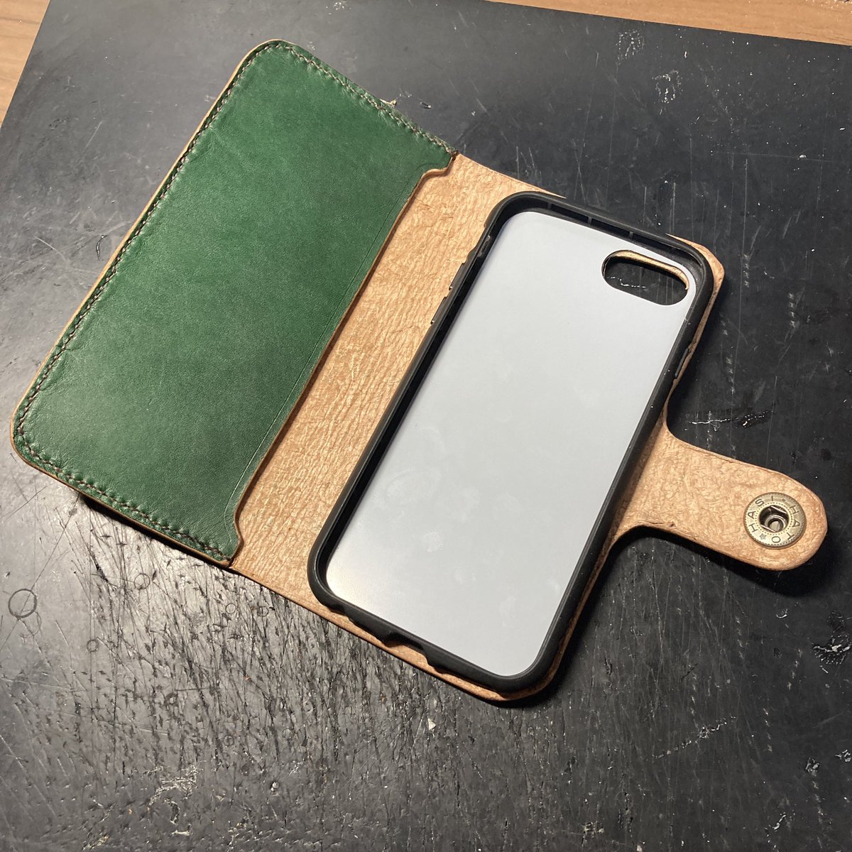 pluto240_1's tweet photo. 2年半くらい使っていたblessleatherのiPhoneケースを参考にiPhoneケース作ってみた。
皮も厚めでサイズも一回り大きくなったけど馴染めば使いやすくなるかな。
#Pworks #leather #craft #iPhone #case https://t.co/FnapJ02JTi