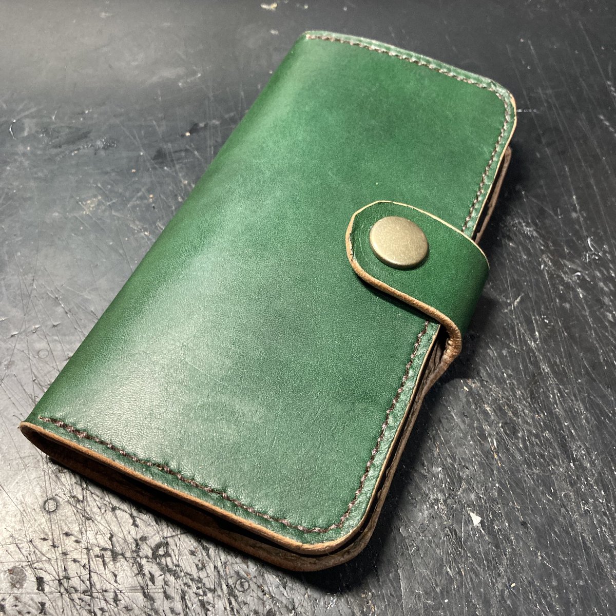 pluto240_1's tweet photo. 2年半くらい使っていたblessleatherのiPhoneケースを参考にiPhoneケース作ってみた。
皮も厚めでサイズも一回り大きくなったけど馴染めば使いやすくなるかな。
#Pworks #leather #craft #iPhone #case https://t.co/FnapJ02JTi