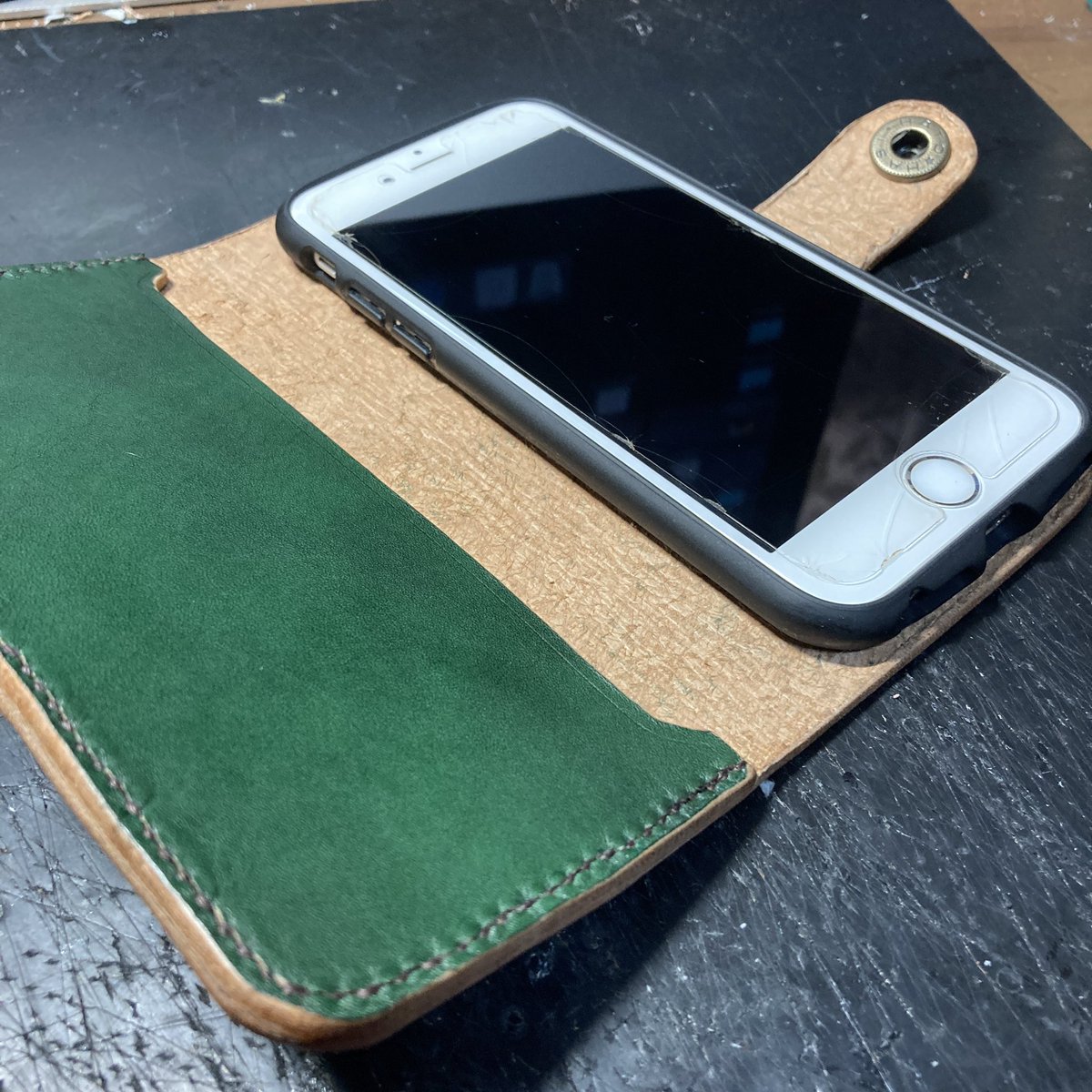 pluto240_1's tweet photo. 2年半くらい使っていたblessleatherのiPhoneケースを参考にiPhoneケース作ってみた。
皮も厚めでサイズも一回り大きくなったけど馴染めば使いやすくなるかな。
#Pworks #leather #craft #iPhone #case https://t.co/FnapJ02JTi
