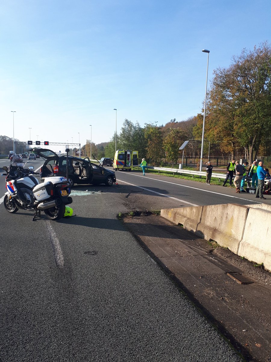 Vanmiddag met collega's van de @PolitieLE een fors ongeluk op de A12 bij #Maarn behandeld. Alle 7 de inzittenden zelfstandig uit hun over de kop geslagen voertuig gekomen, waaronder enkele kinderen. Mogelijk tweede voertuig bij betrokken geweest. Getuige geweest? 0900-8844