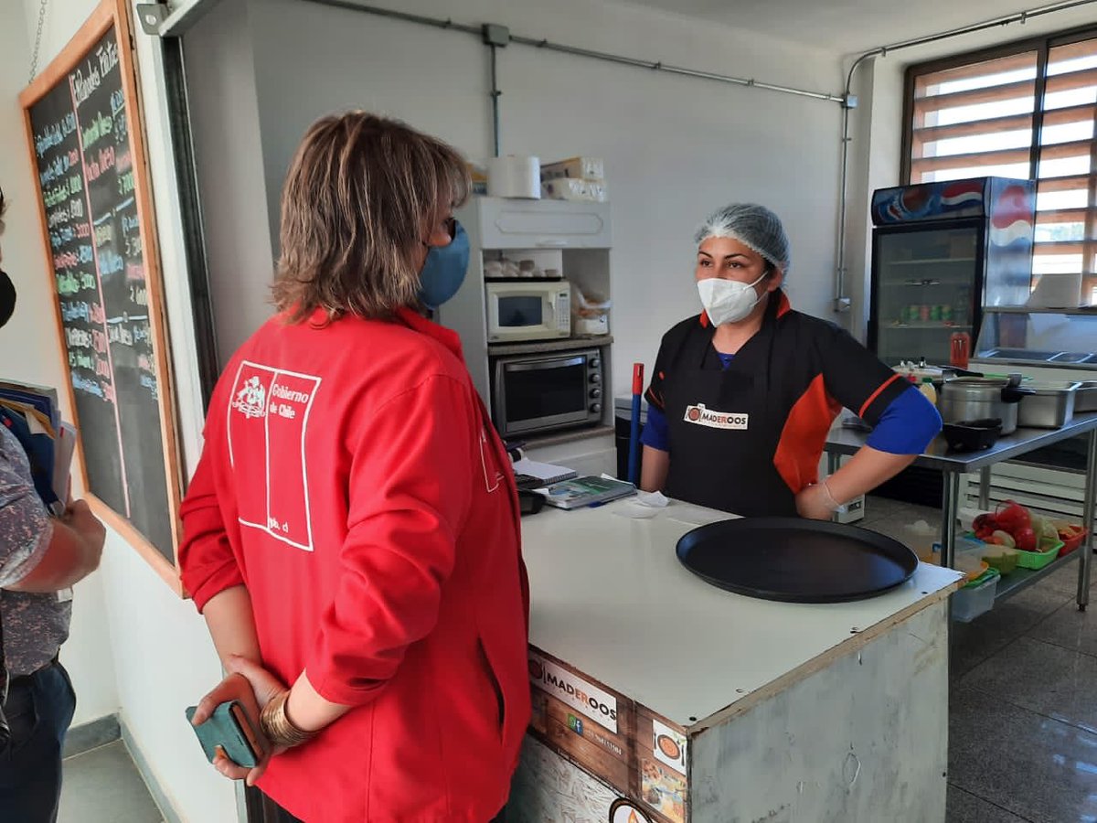 DPPItata's tweet photo. 🥙 🍽 BUENAS NOTICIAS PARA NUESTROS EMPRENDEDORES 
La Gobernadora @RossanaYanezF visitó locales #Maderos restaurant y Cafetería #KM33 en Mercado Municipal de #Quirihue para invitarlos al #SubsidioAlEmpleo e informarles que pronto podrán atender en el interior con un aforo de 25%. https://t.co/dEZ79zwSXg