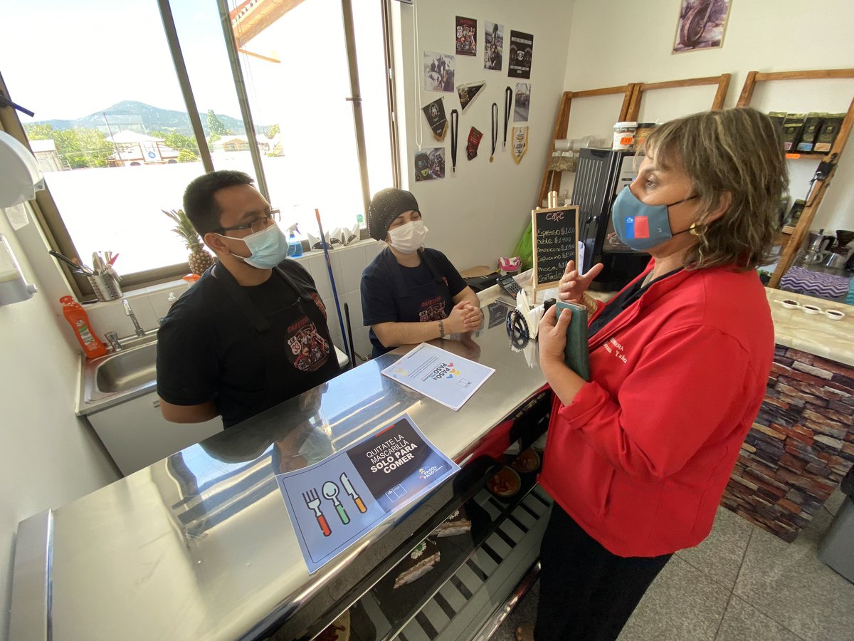 DPPItata's tweet photo. 🥙 🍽 BUENAS NOTICIAS PARA NUESTROS EMPRENDEDORES 
La Gobernadora @RossanaYanezF visitó locales #Maderos restaurant y Cafetería #KM33 en Mercado Municipal de #Quirihue para invitarlos al #SubsidioAlEmpleo e informarles que pronto podrán atender en el interior con un aforo de 25%. https://t.co/dEZ79zwSXg