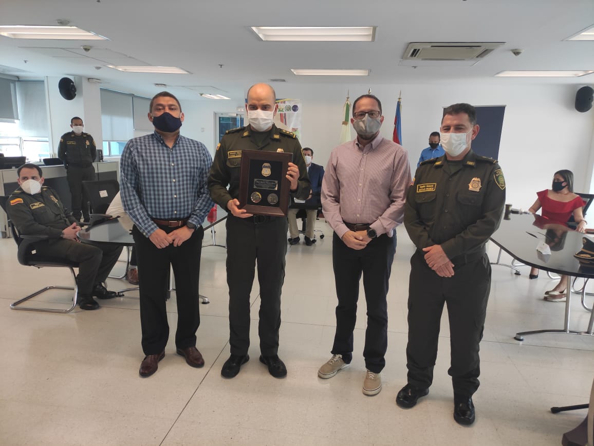 PoliciaAduanera's tweet photo. Reconocimiento del @ICEgov, a unas personalidades destacadas de la @DIANColombia, la @PoliciaColombia y la #POLFA, en la lucha contra todas las manifestaciones del crimen transnacional. Felicitaciones. https://t.co/mXyz88NtEf