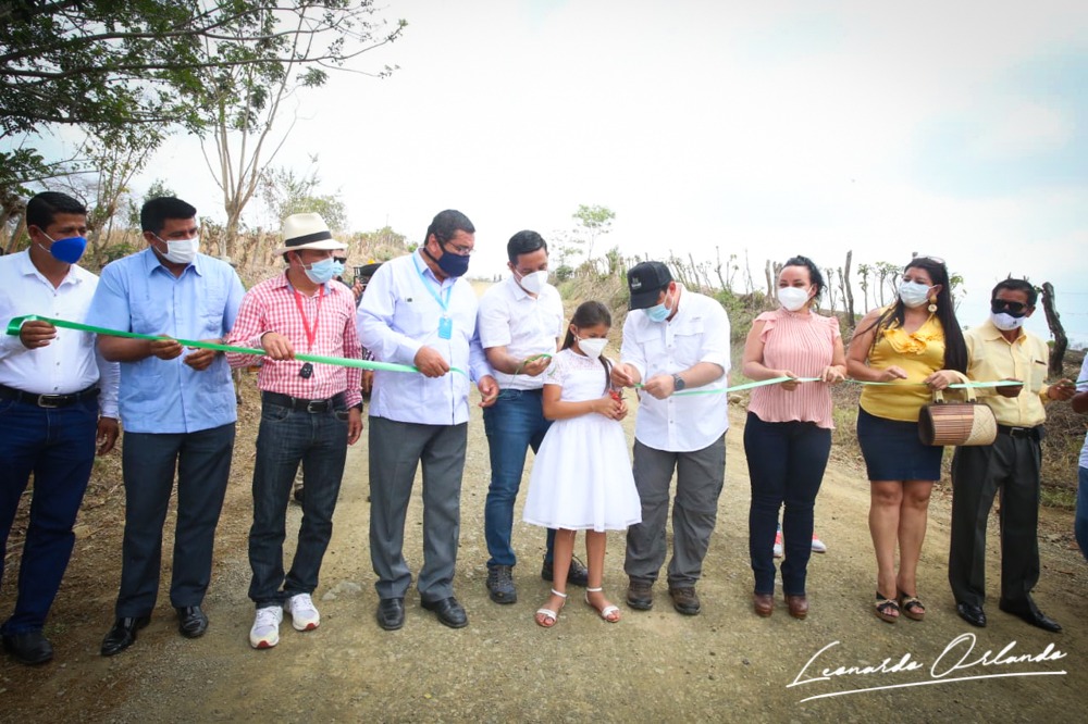 Leoorlandoa's tweet photo. En una productiva jornada de trabajo, en el marco de “La Prefectura en tu cantón”, inauguramos la vía de integración Bravo Chico - La Y de Los Monos - Mono Abajo, de 6,4 km y que beneficia a 12 comunidades de las parroquias San Antonio y Boyacá. https://t.co/w8vxzT8NHm