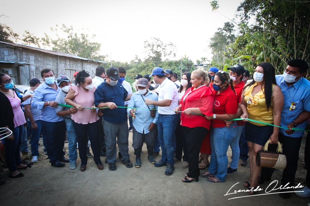 Leoorlandoa's tweet photo. También entregamos en la comunidad Camarones de la parroquia Eloy Alfaro, la vía Palalache - Camarones, de 5 km, ejecutada en convenio con el GAD Municipal de Chone. Estamos convencidos de que el trabajo conjunto potencia el beneficio que podemos entregar a los ciudadanos. https://t.co/44NOfKzLse
