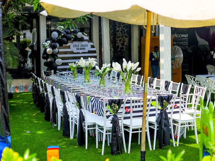 Le Bon Coin du week-end 
Youpiiii c'est le week-end. Quoi de mieux qu'une rencontre avec vos proches dans un espace luxuriant. Le LOUNGE - N- GARDEN vous offre des buffets allant des grillades aux salades, le tout accompagné de jolis cocktails de jus naturels. Situé à bonapriso.