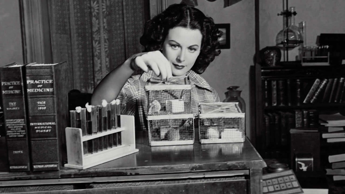 42MadridFTef's tweet photo. ⭐️ Rechazó películas como 'Casablanca' para desarrollar su sistema secreto de telecomunicaciones, precursor del WiFi o el Bluetooth.

Hoy, 9 de noviembre, se celebra el #DíadelInventor en honor a #HedyLamarr. Estrella de cine y una de las mejores inventoras del siglo XX. https://t.co/x93jIi5CU0