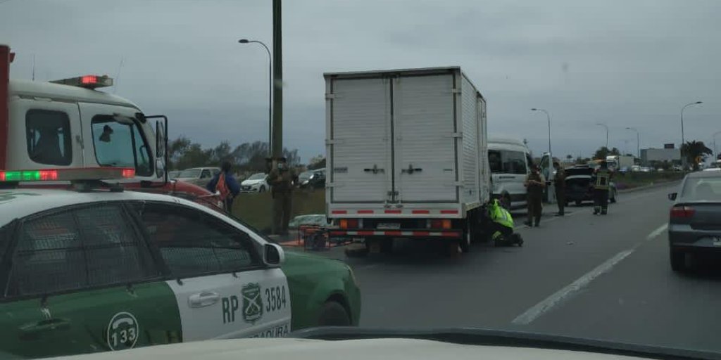 guayacancl's tweet photo. 🔴 #Ahoraenguayacánfm |Accidente de tránsito en sector Sindempart de #Coquimbo, ocasionado por una colisión por alcance de un camión 3/4 con minibús de transporte de pasajeros. Bomberos se encuentra trabajando en el rescate de una persona atrapada en uno de los vehículos. https://t.co/2UAmggQ8Xu