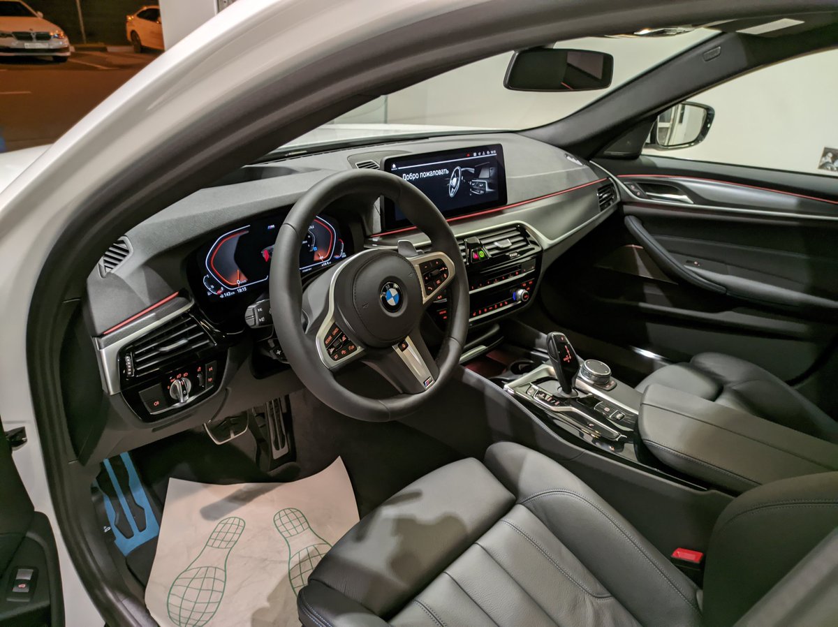 Сегодня выдали нашему клиенту обновленную BMW 530i xDrive M Sport Plus.

Клиент Владислав обратился к нам впервые. Он очень сомневался, что мы при таком сложном рынке сможем предложить цену лучше, чем у него. Но всё таки нам удалось сэкономить Владиславу добрую сотню тысяч рублей