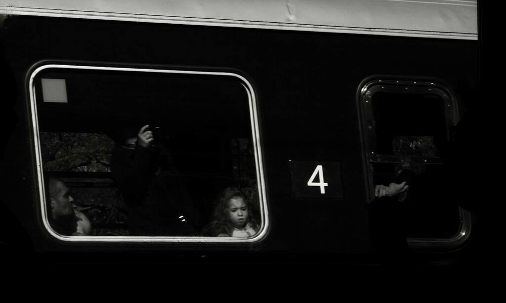 Kids on the #flåmsbana 

#pocket_bnw #bnw_planet_2020 #Bnw_Greatshots #sombrebw #s0mbrebw #bnwsouls #bnw_rose #bnw_universe #bnw_captures #flair_bw #bwstylesgf #Excellent_BnW #photowall_bw #bnwmood #insta_pick_bw #streetphotographybnw #StreetLeaks #myfuj… instagr.am/p/CHQWYp_nrcs/