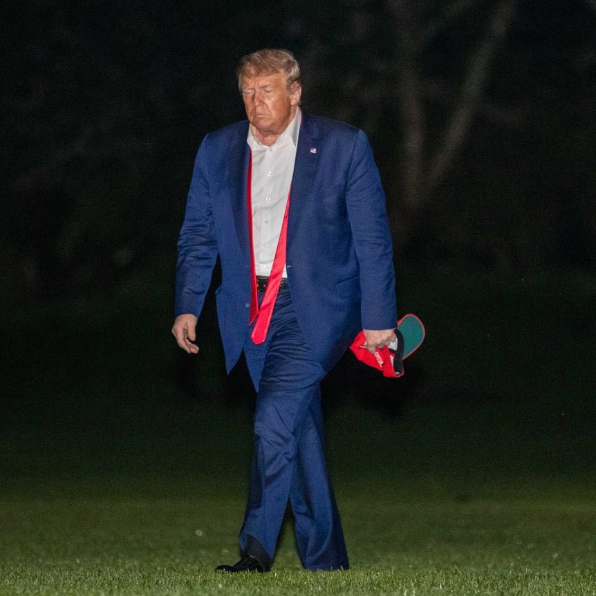 Trump keyifsiz. Seçim sonucuyla alakalı olabilir.