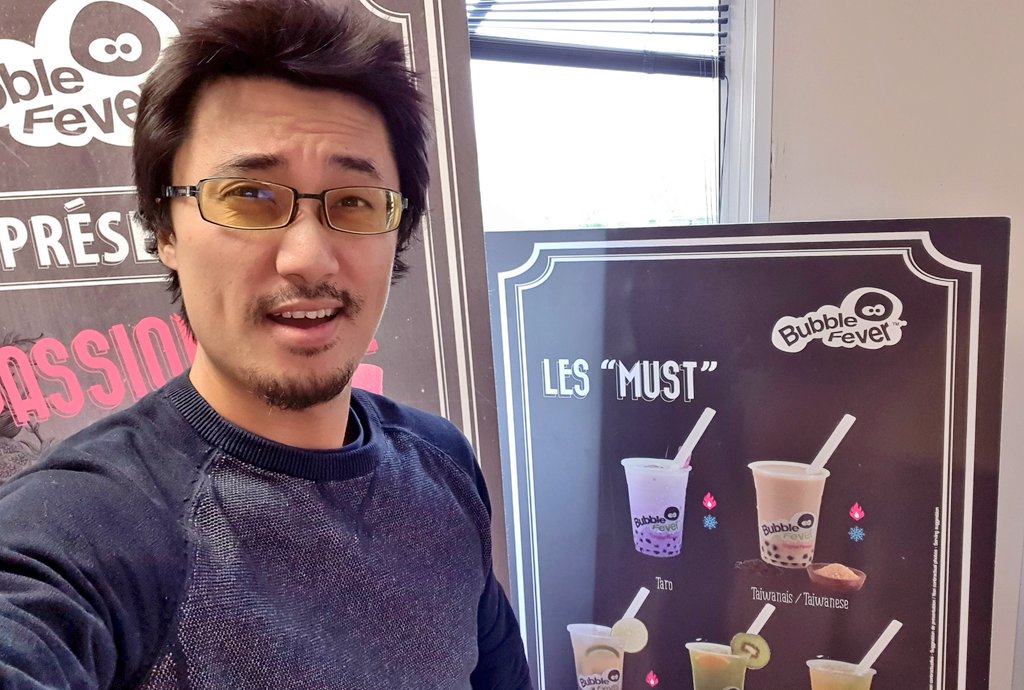 BriceGamingZone's tweet photo. Commodités du bureau : un lit pour les siestes et un stand Bubble Tea. https://t.co/bjr17EbvkT