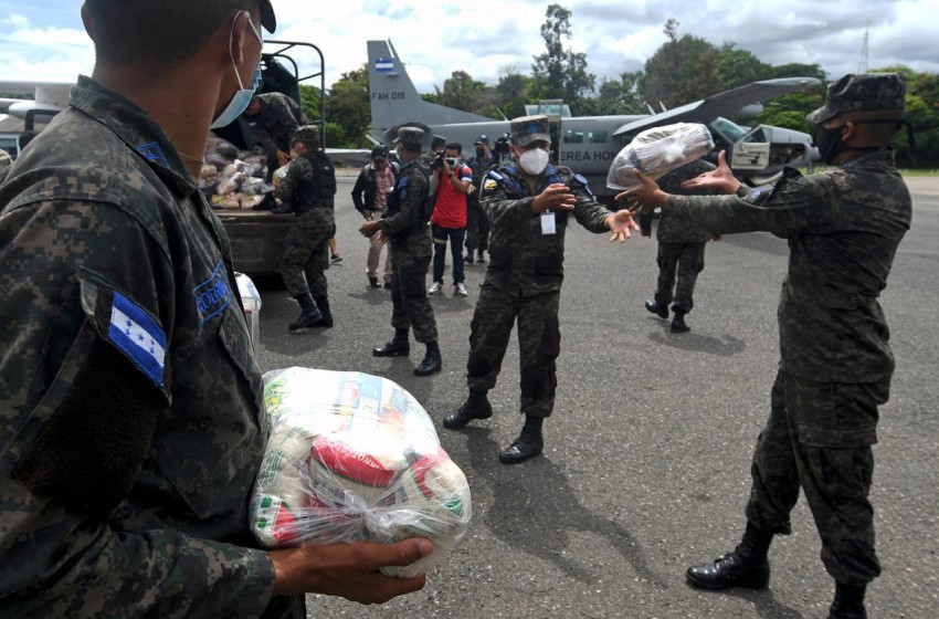 RosaBorge1's tweet photo. Batallon ecologico,en misiones y tsreas."todo por la patria"80 mil toneladas de alimentos envio nuestro Gobierno a zonas afectadas por huracan ETA.                                   #SINAPREDsomostodos. https://t.co/2kEtaKzQP2