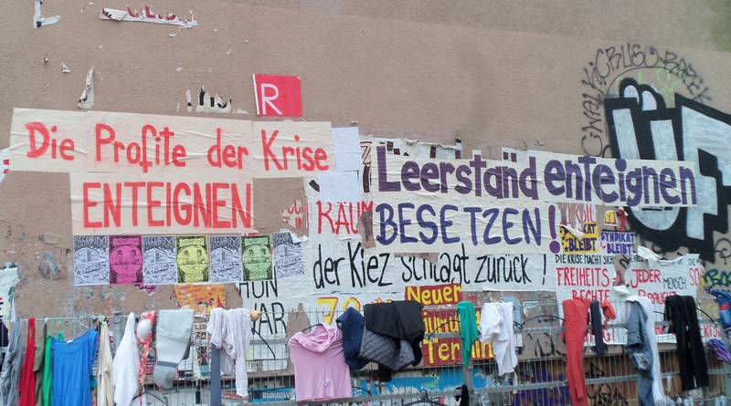 nk_12049's tweet photo. Neues von der  #Infowand im #Schillerkiez #Neukölln
Leerstand enteignen! Besetzen! Der Kiez schlägt zurück!
#Mietenwahnsinn bekämpfen - Die Stadt der Reichen angreifen! https://t.co/bxitVgPFZf
