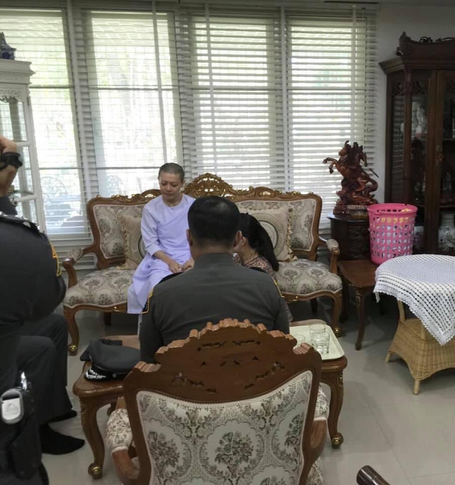 reall_srn's tweet photo. ถูกบังคับให้โกนหัวบวชชี ต้องพรากจากลูก โดนคุมขังไม่ให้ออกไปไหน มึงคิดว่านี่คือสิ่งที่มนุษย์คนนึงสมควรโดนเหรอวะ สังเวชใจมาก ไม่ต้องคืนยศก็ได้อะ ขอแค่คืนความเป็นมนุษย์ให้เค้าก็พอ ให้เค้าได้ใช้ชีวิตปกติ ได้เจอลูก ได้เจอครอบครัวก็ยังดี #คืนความยุติธรรมให้ศรีรัศมิ์ https://t.co/fdt4KlBTo7
