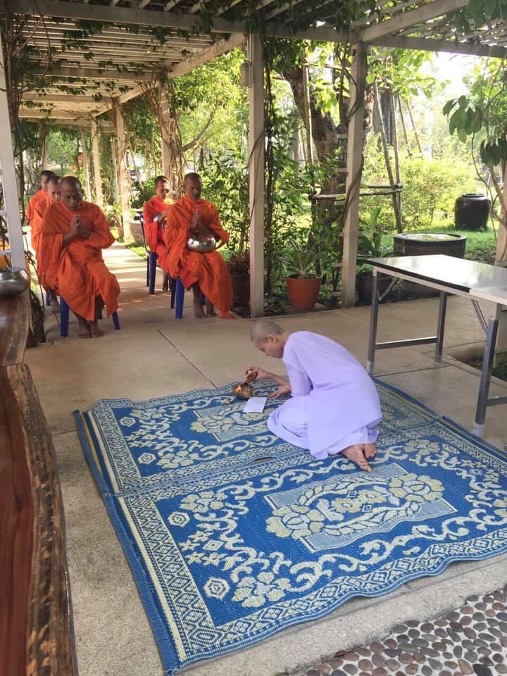 reall_srn's tweet photo. ถูกบังคับให้โกนหัวบวชชี ต้องพรากจากลูก โดนคุมขังไม่ให้ออกไปไหน มึงคิดว่านี่คือสิ่งที่มนุษย์คนนึงสมควรโดนเหรอวะ สังเวชใจมาก ไม่ต้องคืนยศก็ได้อะ ขอแค่คืนความเป็นมนุษย์ให้เค้าก็พอ ให้เค้าได้ใช้ชีวิตปกติ ได้เจอลูก ได้เจอครอบครัวก็ยังดี #คืนความยุติธรรมให้ศรีรัศมิ์ https://t.co/fdt4KlBTo7