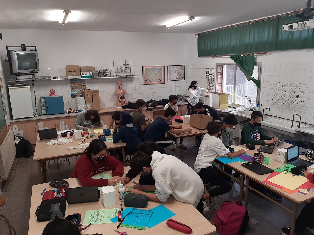 emkan2002's tweet photo. En el marc del projecte de la #setmanadelaciencia, els alumnes de 3r @InsThos estem treballant de valent per fer del #Thos un centre més sostenible!
#sostenibilitat #projectes #TotsSomThos #STEMFORTS https://t.co/me6r9ouOUD