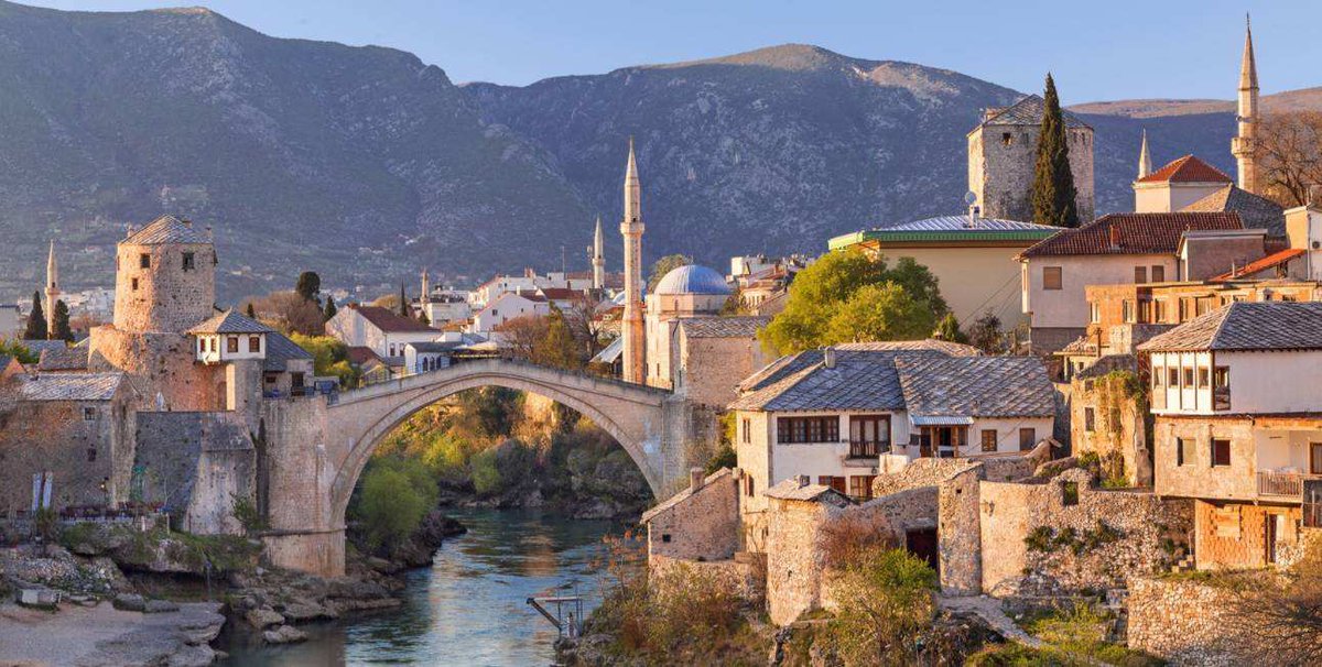 TravelPediaIT's tweet photo. #TravelPedia talks about #architecture
🇧🇦 Mostar, #Bosnia and #Herzegovina

Can you recognize this #bridge crossing the #Neretva #river? Stari Most, also known as #Mostar Bridge, is a representative #work of #Balkan #Islamic architecture, which experienced #war and #rebuilding. https://t.co/0v5pRBuAMB