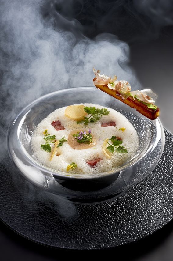 𝐊𝐚𝐭𝐬𝐮𝐨𝐛𝐮𝐬𝐡𝐢 𝐰𝐢𝐭𝐡 𝐒𝐦𝐨𝐤𝐞𝐝 𝐛𝐚𝐜𝐨𝐧 𝐃𝐚𝐬𝐡𝐢 𝐒𝐨𝐮𝐩

    ซุปปลาโอแห้งกับเนื้อเบค่อนรมควัน ต้มกับสาหร่ายคอมบุที่ผมไปเก็บมาเอาจากใต้ทะเล กับแครอทอบ ช่วยเราได้มากจากความหนาวที่กำลังจะมาเยือนและช่วยไม่ให้เป็นหวัด  โดยเฉพาะแขกที่กำลังจะเป็นคุณแม่ในอีกไม่เดือน