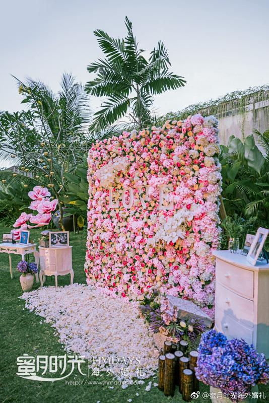 Hmdayswedding's tweet photo. 我們這場海外婚禮的合影背景區佈滿花束，花團錦簇，置身於此仿若花仙子下凡，楚楚動人。與來賓的每一次合影都會有著滿滿的儀式感 ！ 峇里島婚禮  !海外婚禮價位  
----
we-chat: hmdays999 or hmdays-wendy
email: service@hmdays.com
web: https://t.co/X8FaGghkzo

#baliw... https://t.co/svO5A4vORv