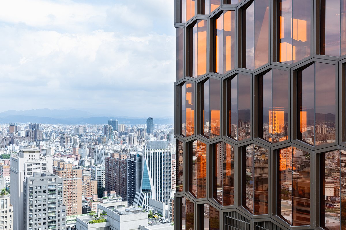 PPANthebrief's tweet photo. #ilprogetto
#Comunità e #benessere, con @CitterioViel la Bella Vita sale in verticale a #Taiwan. Nuovo landmark caratterizzato da linee pulite e facciata a nido d’ape. Superficie di 33mila mq distribuiti su 5 volumi.
Sfoglia la gallery e leggi #thebrief ⤵️
https://t.co/nvbE2gaAn0 https://t.co/q6M5ByrOFf