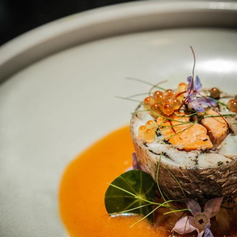 แต่บางส่วนเรามักจะมองข้ามมันไปเพราะคิดว่ามันนำมาใช้ไม่ได้อย่าง เครื่องในของปลา แก้ม หนัง กระดูก เกล็ด  แต่มันไม่จริงสำหรับผมเลย

  จานนี้สร้างขึ้นจากทุกสิ่งที่ธรรมชาติมอบให้โดยที่ไม่ทิ้งส่วนใดของปลาไปเลย  หัวปลา อังคิโมะและเนื้อปลาม้วนด้วยหนังของมันเองปรุงรสอย่างดีจนกลมกล่อม