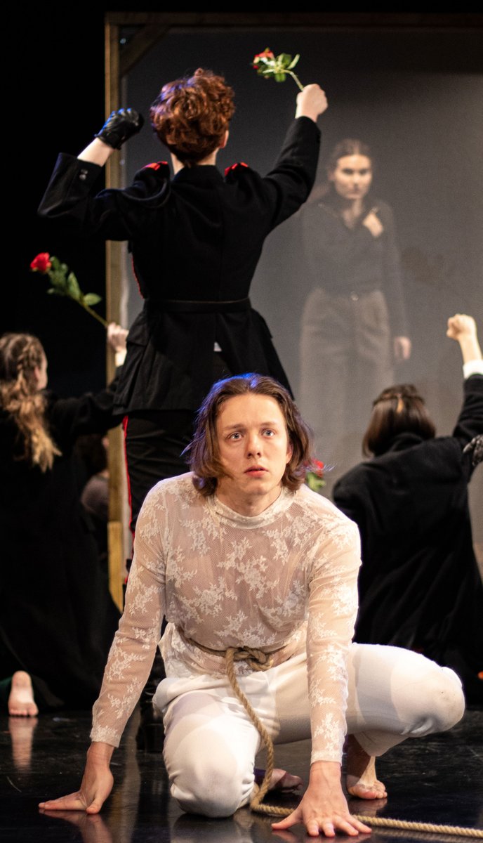 FourthMonkeyTC's tweet image. Bravo to our @FourthRep students, who had their final livestream performances last weekend! Here are some shots of the 'Richard II' cast (dir. @SCoxall) - a fantastic end to their time at the Monkey House! #dramaschool #actortraining #beboldandplay 
(📷: @maxanth_ny)