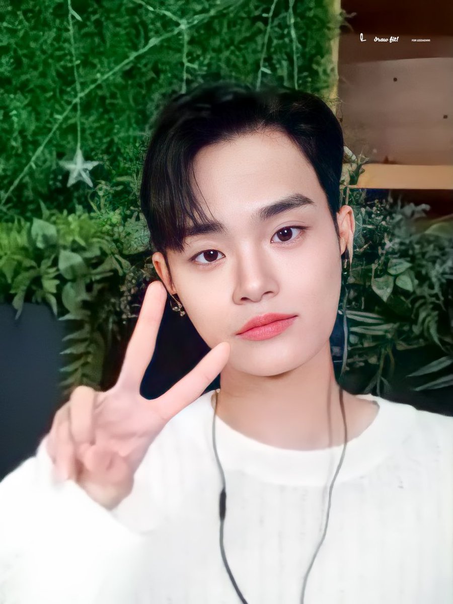 Daehwicom's tweet photo. 대면 주세요,,,, 받고 집보내는거 말고 ,,,남들 다 하는 사진 찍게 해주는 그 대면이여...... 변환웅앵 어플 돌려서 보정하기 싫어요..... @BN_Music @BIGRhymer https://t.co/PavDkk9XlY