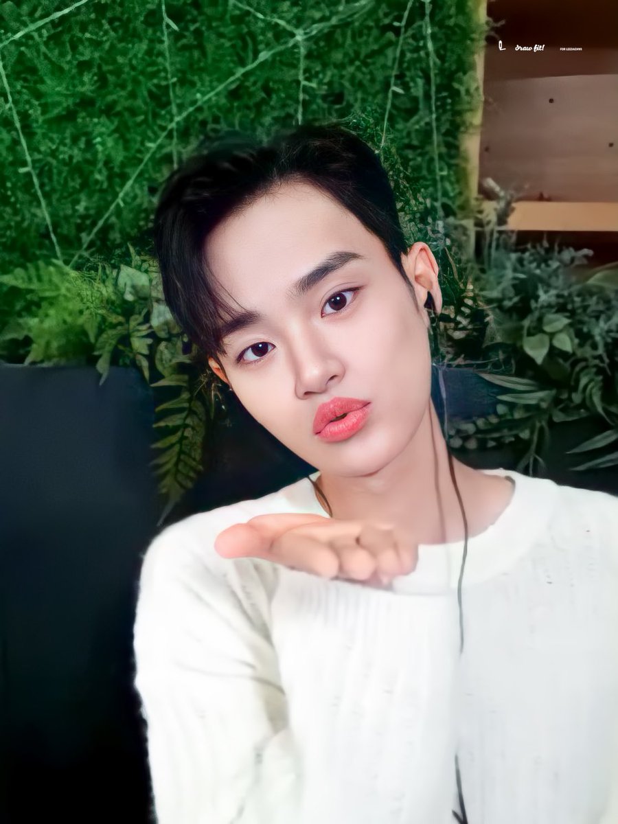 Daehwicom's tweet photo. 대면 주세요,,,, 받고 집보내는거 말고 ,,,남들 다 하는 사진 찍게 해주는 그 대면이여...... 변환웅앵 어플 돌려서 보정하기 싫어요..... @BN_Music @BIGRhymer https://t.co/PavDkk9XlY