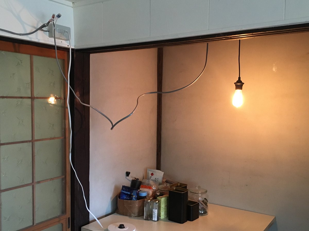 hampkichi's tweet photo. ありがたいことに
電気工事のできるお友達がいて
HAMP KICHIの電気配線系は全てお願いしています

おかげで、また新しい電気がついたぞ〜💡

電気器具は別のに変える予定、どんなのにしようかな
線も目立たないようにしないとな
DIY欲は尽きない…

 #HAMPKICHI
 #古民家 
 #DIY https://t.co/RShQu8PtG1