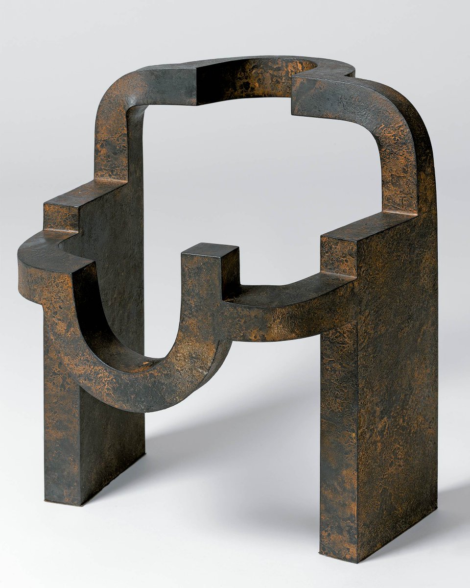 la_march_madrid's tweet photo. A pesar de su pequeño tamaño, ‘Arco de la Libertad II’ (1980) de Eduardo Chillida insinúa un carácter monumental que no pasa desapercibido.

🕊️ El valor universal de la libertad se traduce al lenguaje escultórico en esta obra con forma de arco abierto al cielo. #MarchAbstracta https://t.co/9DEN9IaT7W