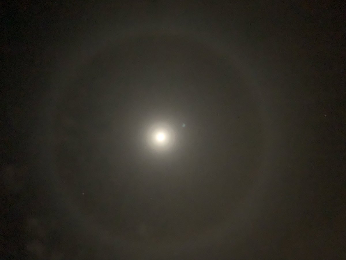 DaveLeeLawrence's tweet photo. I live in the US, in Georgia, a swing state in which the vote counts for the Presidential candidates are less than a percentage point apart. So I looked outside this morning &amp; saw this. Even the night sky has to be dramatic now! https://t.co/SyvZMCVQPg