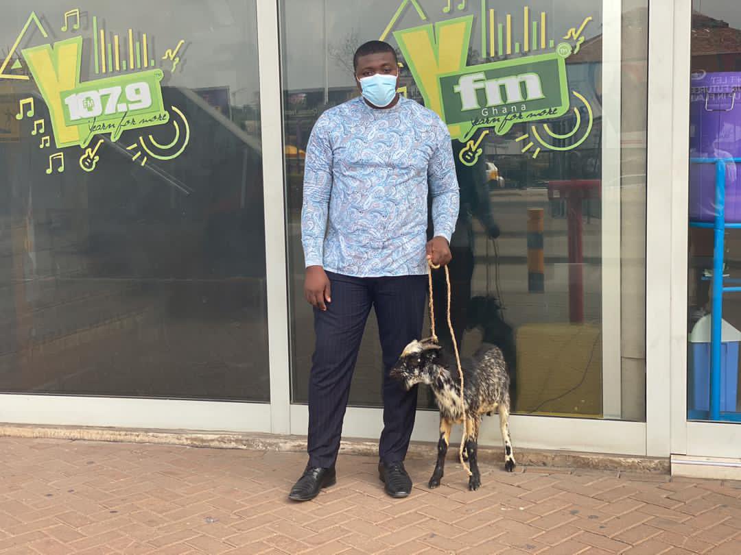 Y1079FM's tweet image. Today on #RYSENSHYNE, our winners for the Farmers Day edition of #WhatCanYouDoOnY came through to receive their prizes 

Fiifi with his goat
Fred with the Sheep 
And Salomey with the fowls 

Join us for the next edition soon
