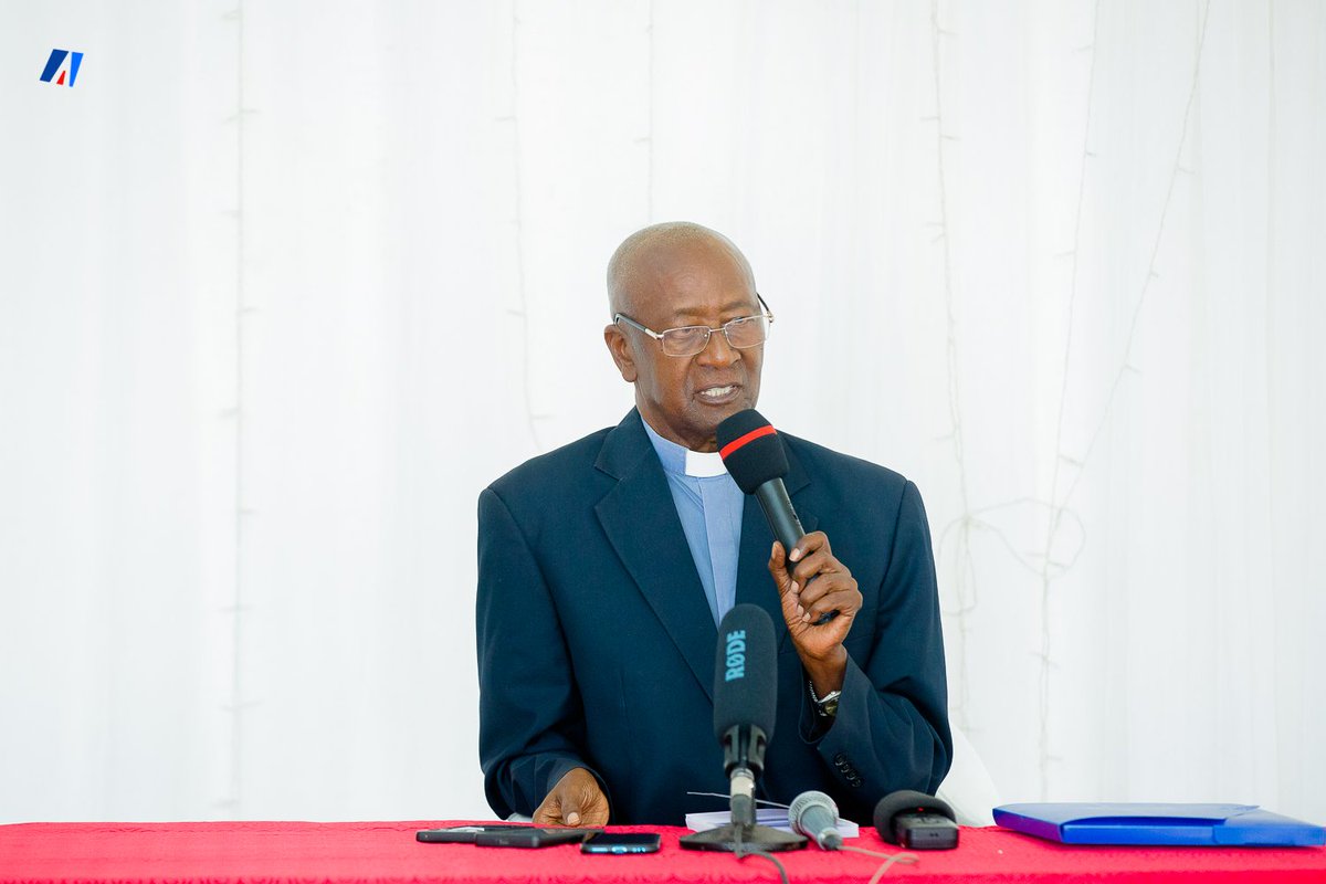 akezanet's tweet photo. Le Prof. Abbé Adrien NTABONA souhaite que son livre soit lu en premier lieu par les parents (lecture en famille) et les adultes qui, à leur tour, partageront les messages de l’« Ubuntu » aux jeunes.
#akezanet #lesbeautesdecheznous #Ubuntu #Culture #Burundi https://t.co/HnR4WLEoQb