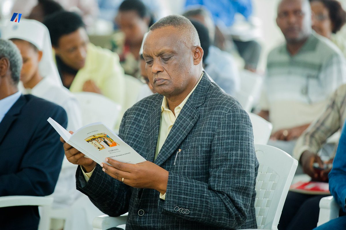 akezanet's tweet photo. Le Prof. Abbé Adrien NTABONA souhaite que son livre soit lu en premier lieu par les parents (lecture en famille) et les adultes qui, à leur tour, partageront les messages de l’« Ubuntu » aux jeunes.
#akezanet #lesbeautesdecheznous #Ubuntu #Culture #Burundi https://t.co/HnR4WLEoQb
