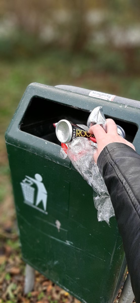 Zo moeilijk is het dus niet... fietspad vanaf school/supermarkt, een stukje van 100 meter bezaaid met blikjes, chips- broodjes- en andere verpakkingen #stom #opvoedinggezocht #zwerfafval