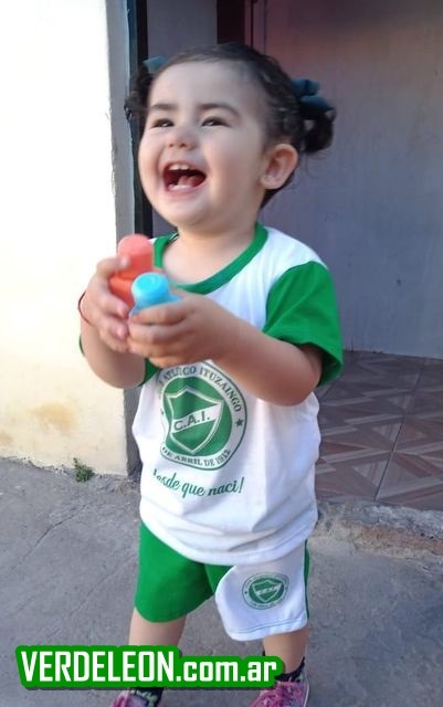 VERDELEON's tweet photo. Rocío nos mandó la foto de esta #Minihincha llamada Umma! #Ituzaingó https://t.co/jkvS6LbKU8