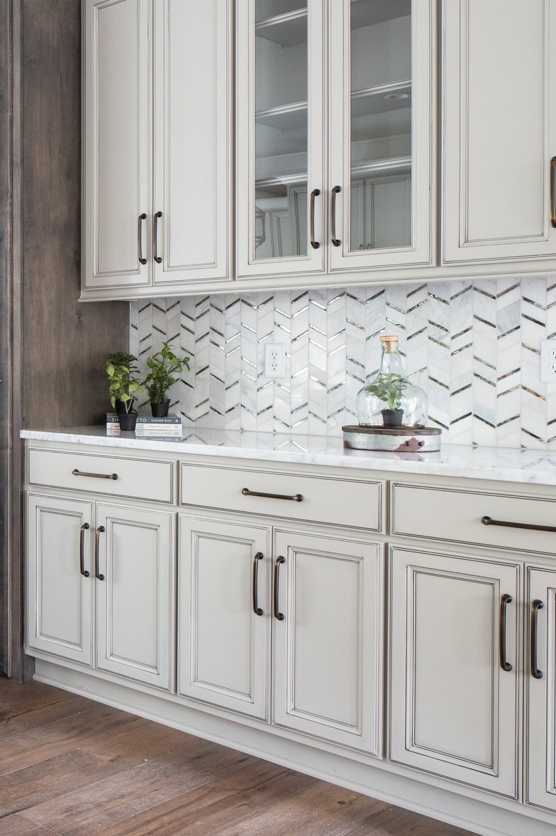 Dreaming of a light and bright kitchen... but over all white? Try a subtle “greige” tone! 
⠀⠀
Design: @coomerandco 
Photography: <a href="/kristen/">Kristen Hilderman</a>.mayfield 
Contractor: @kirbybuilders 
#coomerandco #justtileit #creativewooddesigns #greathousetile #sugargrovemarble #dreamkitchen
