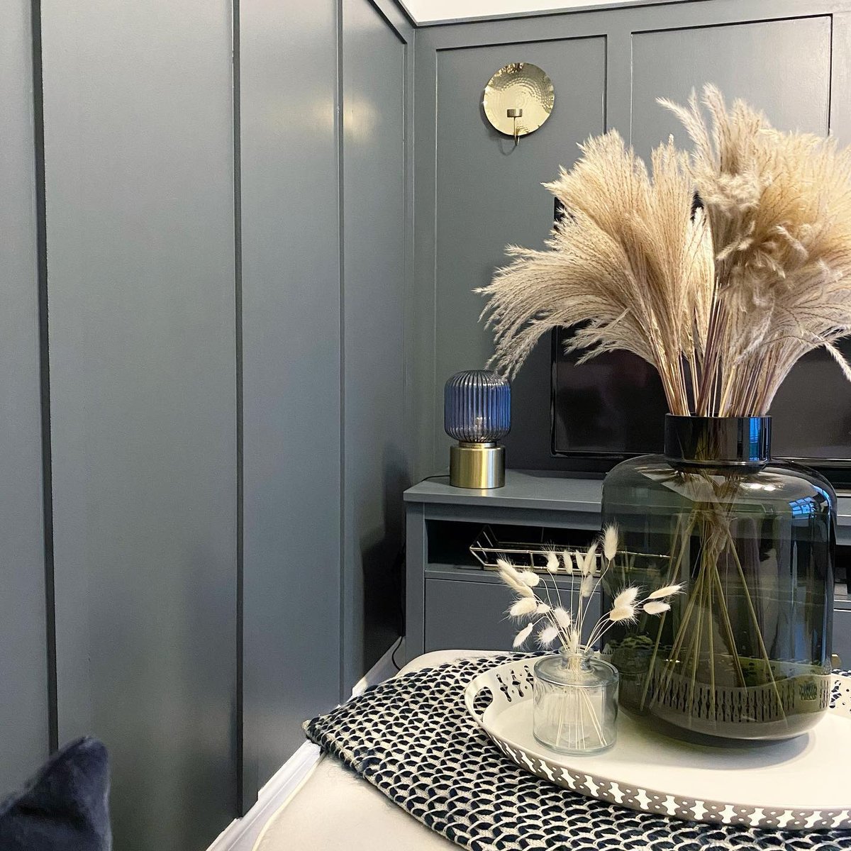 📷 <a href="/home/">Geneia@home</a>.at.the.quarry giving us another style of gorgeous panelling! This time painted in a stunning deep blue grey tone (ask for DCO26 if you want to match it!) I love the clever styling of the pampas grass to keep the TV out of the shot 😂 
.
l8r.it/dRL3