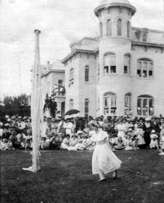 CityofPhoenixAZ's tweet photo. In today's #NovembertoRemember we look back at Phoenix's first high school in the late #1890's - early #1900s, a gigantic Victorian house called the Churchill Mansion once located near 5th St. and Polk.
#Phoenix #PHX #Historic #History #PhoenixHistory #oldphoenix https://t.co/nGRNqE91vr