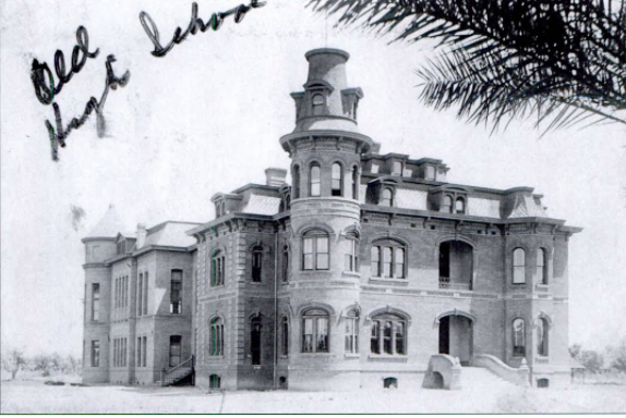 CityofPhoenixAZ's tweet photo. In today's #NovembertoRemember we look back at Phoenix's first high school in the late #1890's - early #1900s, a gigantic Victorian house called the Churchill Mansion once located near 5th St. and Polk.
#Phoenix #PHX #Historic #History #PhoenixHistory #oldphoenix https://t.co/nGRNqE91vr