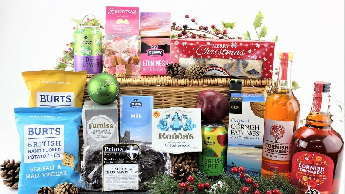 Cornish_Hampers's tweet photo. As we say here in #Cornwall, this hamper is proper 'ansome! The perfect family gift for Christmas, it's absolutely packed full of the finest Cornish produce, from delicious mince pies to warming mulled cider 🎄🎁👉 https://t.co/bH1UTPVWiB

#CornishHamper #ChristmasGift https://t.co/CI2qSqyiNZ