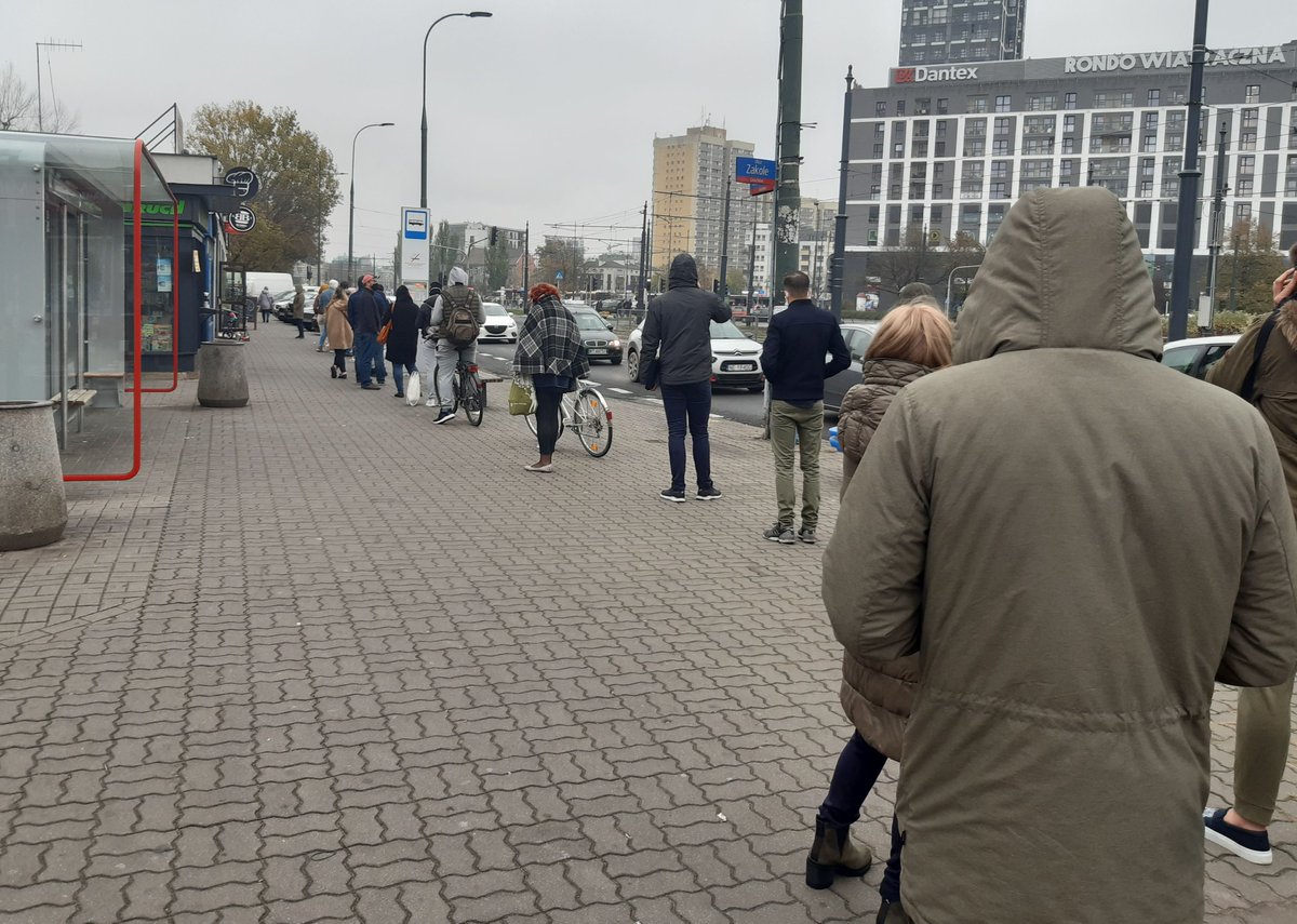 Lis_marcin's tweet photo. Jest moc! Kolejka po Rurki z Wiatraka. Dobre 45 minut czekania. Wygląda na to, że COVID-19 nie zakończy historii tego miejsca. https://t.co/oU6wJy3HKO