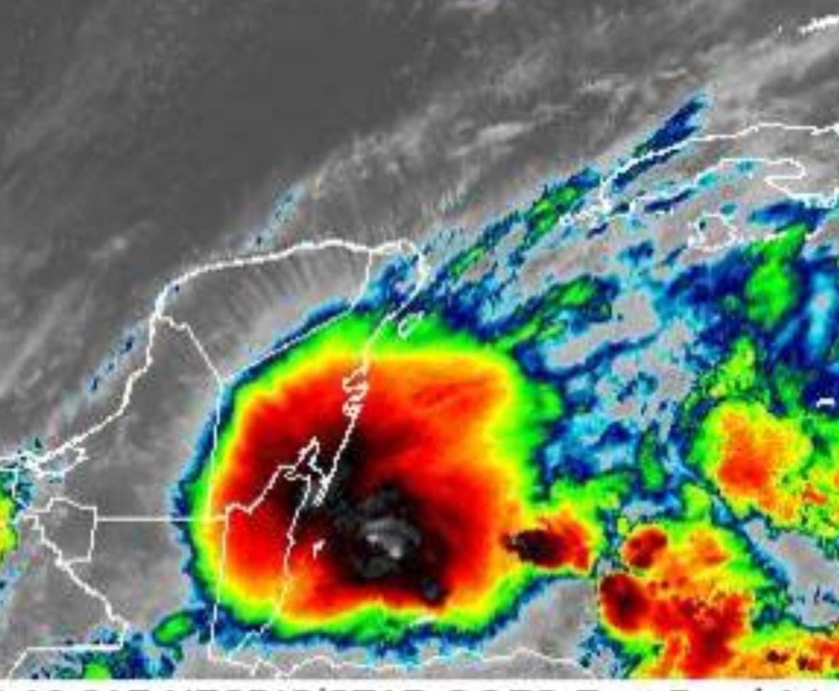 CarlosJoaquin's tweet photo. El centro de la #DepresiónTropical #Eta se encuentra sobre el Mar #Caribe a 160 km al sureste de #Chetumal, con vientos máximos sostenidos de 55 km/h, rachas de 75 km/h. Su amplia circulación ocasionará lluvias torrenciales en gran parte de #QuintanaRoo. @ProtCivil_QRoo https://t.co/DuP1Z8iS5O