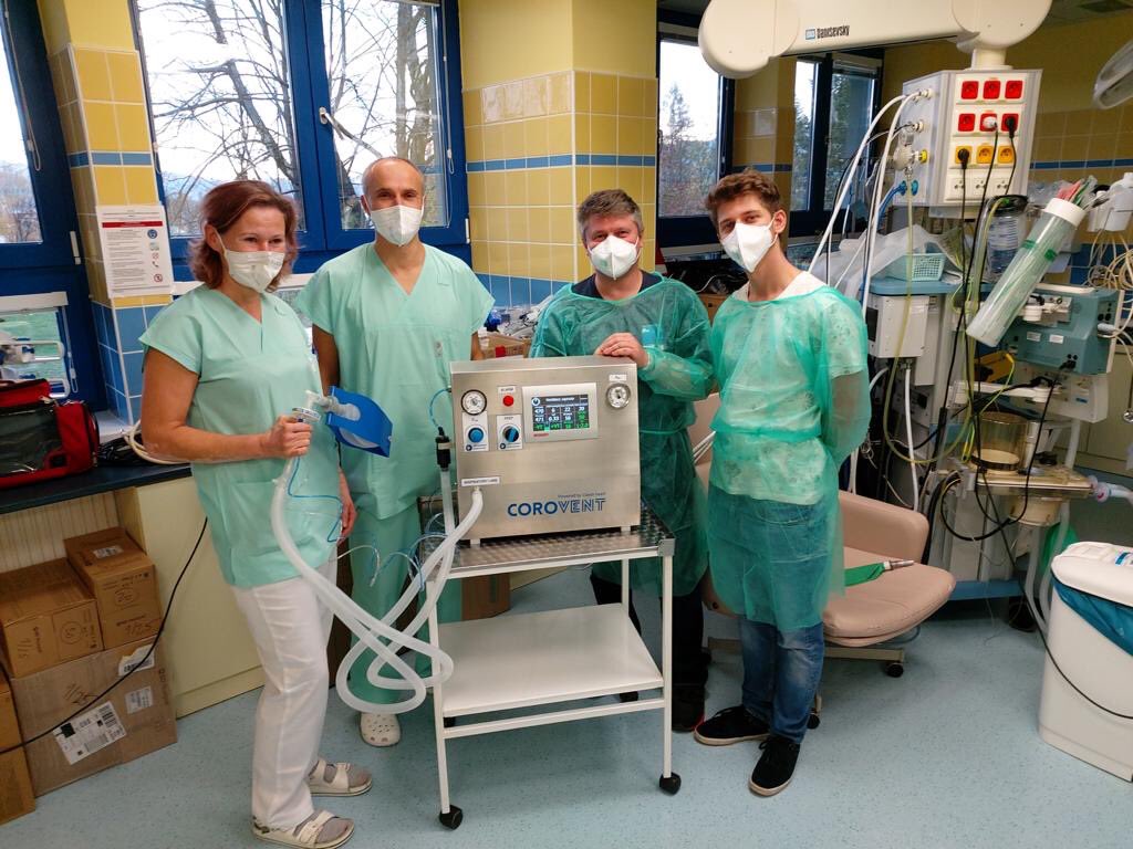 CoroVentCVUT's tweet photo. Plicní ventilátory CoroVent vyvinuté na FBMI ČVUT a zaplacené ze sbírky občanů a firem jsou dodávány do českých nemocnic. První instalace proběhla 31. 10. v Krajské zdravotní–Masarykově nemocnici Ústí n. L., kde byl pacient poprvé připojen na tento přístroj. #CoroVent #cvut #fbmi https://t.co/Zmd0xAfduK