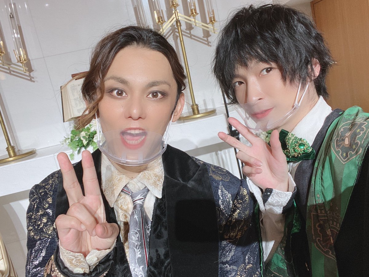 rrryooo_0327's tweet photo. #WizardsWitchery リリースイベントご来場、配信をご覧になってくださいました皆様、誠にありがとうございました。

久々にカズくんとも一緒にお仕事出来たし、ヨルハ繋がりで凛くんとも♪せっかくだからポーズとっちゃうよね。笑
皆様素敵な方々で本当にたのしかったです！
舞台やれたらいいな☆ https://t.co/6W1JCjq22g