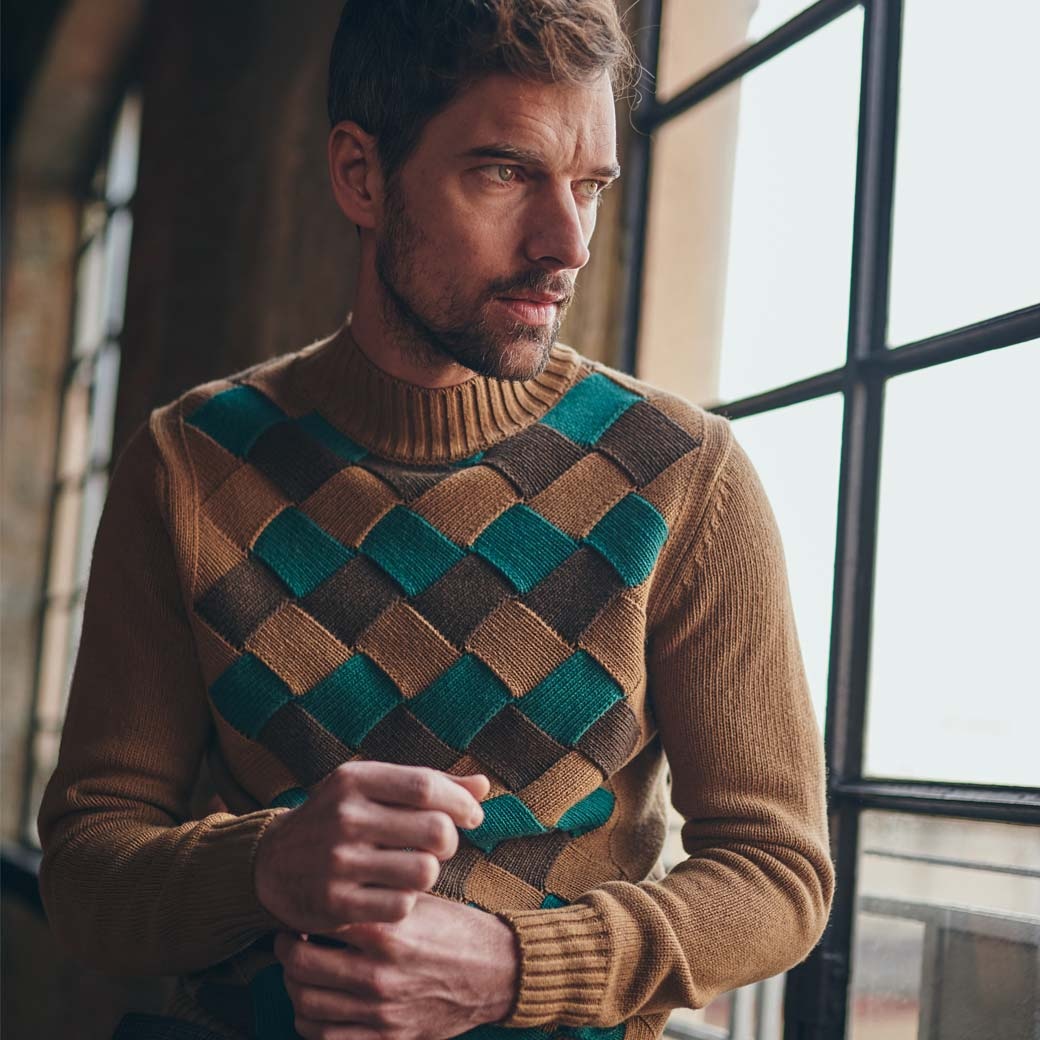 FerranteAmedeo's tweet photo. Lo stile ricercato di questo capo è accentuato dalla lavorazione ad intarsi realizzata scegliendo cromie tipicamenti autunnali, per un risultato davvero unico.

#ferrante #maglieria #knitwear #madeinitaly #men #maglieria #shooting #fallwinter #collection #winter #news #wool #like https://t.co/RVxbGI6QD1