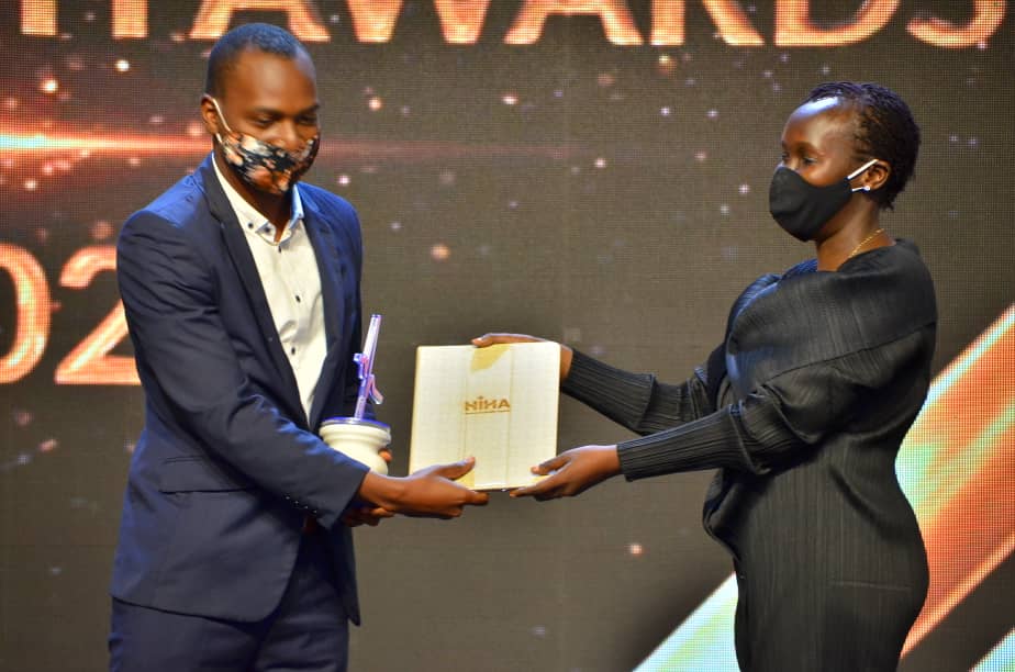 Fireliglntfi's tweet photo. The award for health innovation of the year goes to Prosper Ahimbisibwe. 

@MinofHealthUG

#HIHA2020 #NBSUpdates https://t.co/rnCd9n4vfI